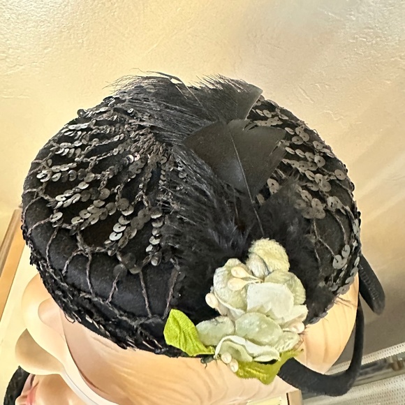 STRIKING 1930s\' BLACK FELT TILT HAT - VEILING, SEQUINS, FABFIC. FLOWERS  FEATHER main image 13